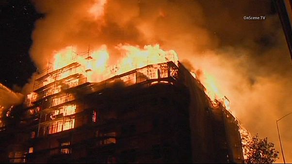 Enorme incêndio devasta edifício de Los Angeles Enorme incêndio devasta edifício de Los Angeles