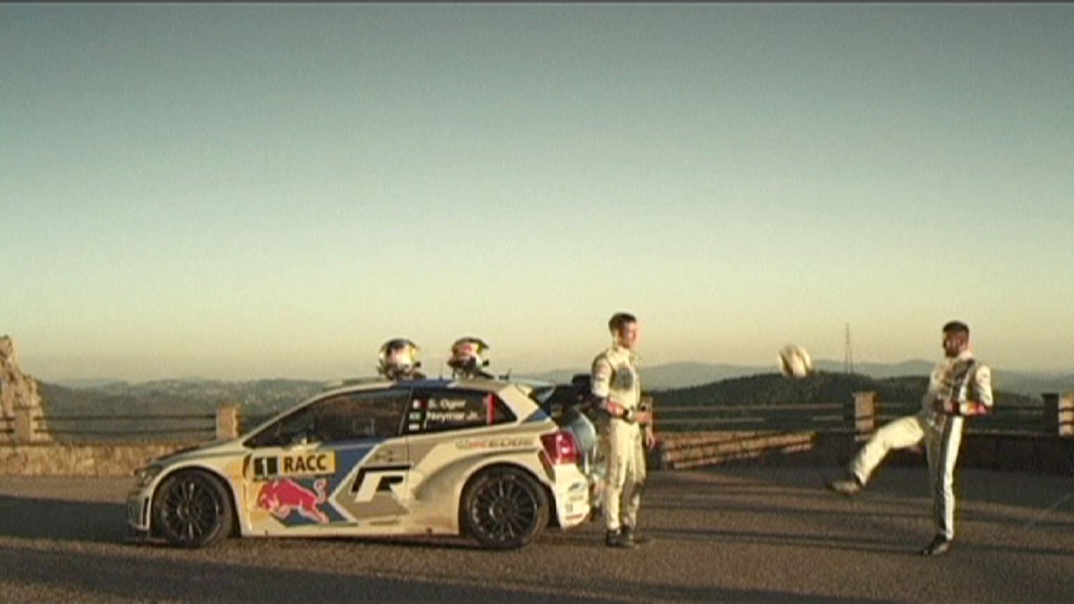 Két sportág két megállíthatatlan zsenije egy autóban, avagy száguldás a hegyekben á la Neymar és Ogier!