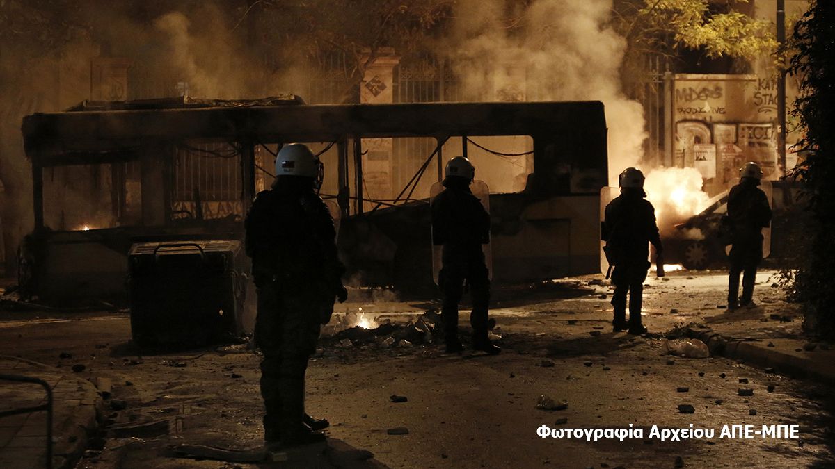 Αθήνα: Έβγαλαν έξω οδηγό και επιβάτες και πέταξαν μολότοφ σε λεωφορείο