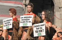 Nackt und blutverschmiert demonstrieren Aktivisten gegen internationalen Pelzhandel