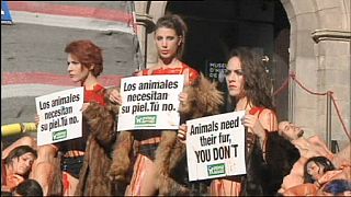 Nudi e insanguinati contro il commercio internazionale di pellicce