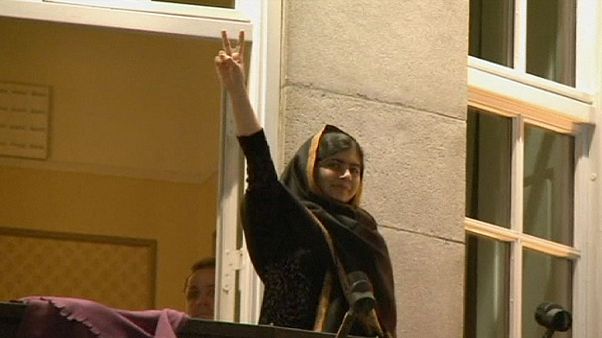Les prix Nobel de la paix Malala Yousafzai et Kailash Satyarthi ovationnés à Oslo Les prix Nobel de la paix Malala Yousafzai et Kailash Satyarthi ovationnés à Oslo