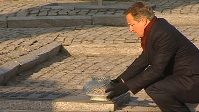 Eine Kerze in Gedenken der Opfer: David Cameron in Auschwitz
