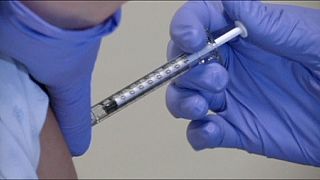 Felfüggesztették az ebola elleni vakcina tesztelését