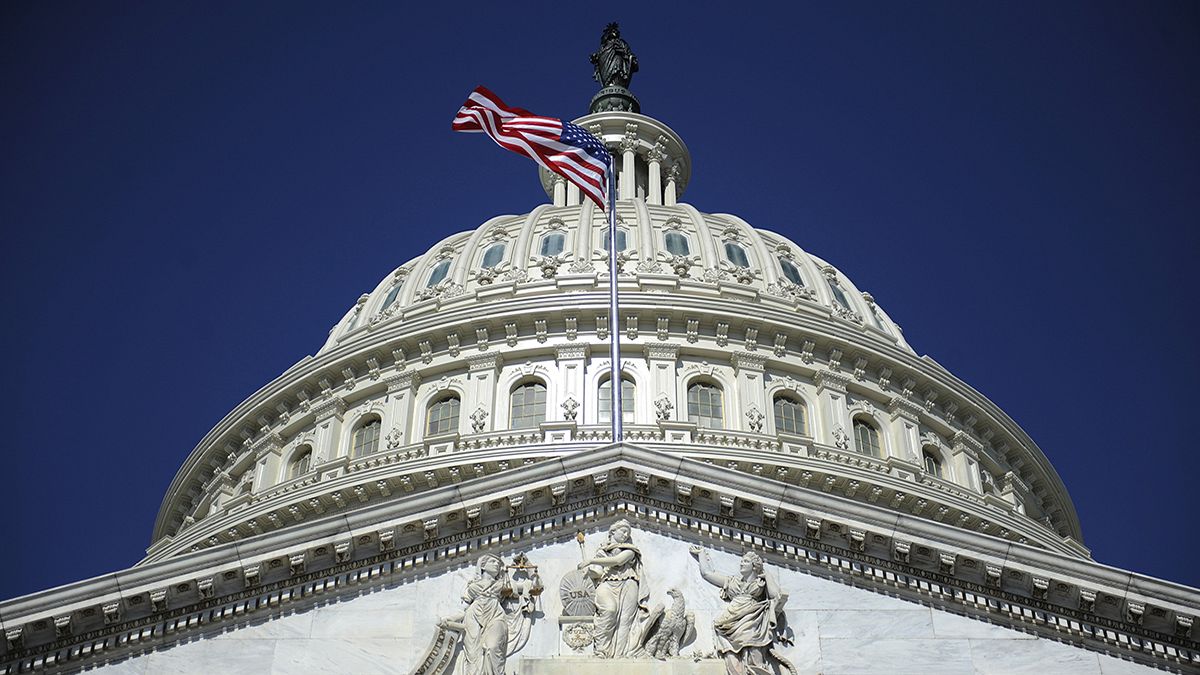 US passes 2015 spending bill hours before government money due to run out