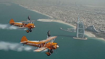 Dubai semalarında Breitling Wingwalkers performansı