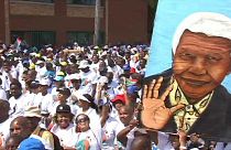 Graca Machel guida la marcia degli 8.000. L'omaggio della vedova a Mandela