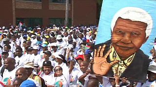 Graca Machel guida la marcia degli 8.000. L'omaggio della vedova a Mandela