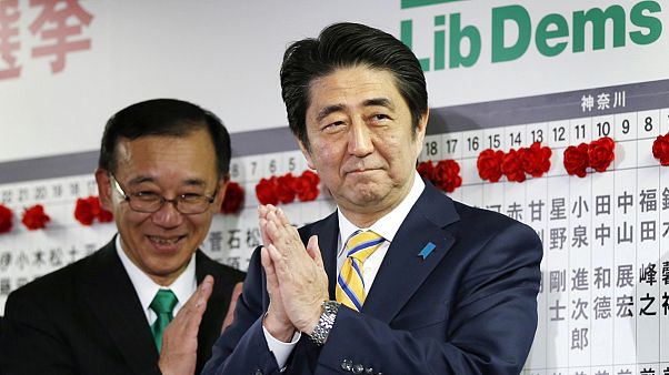 Japonya'da erken genel seçimlerin galibi Başbakan Şinzo Abe Japonya'da erken genel seçimlerin galibi Başbakan Şinzo Abe