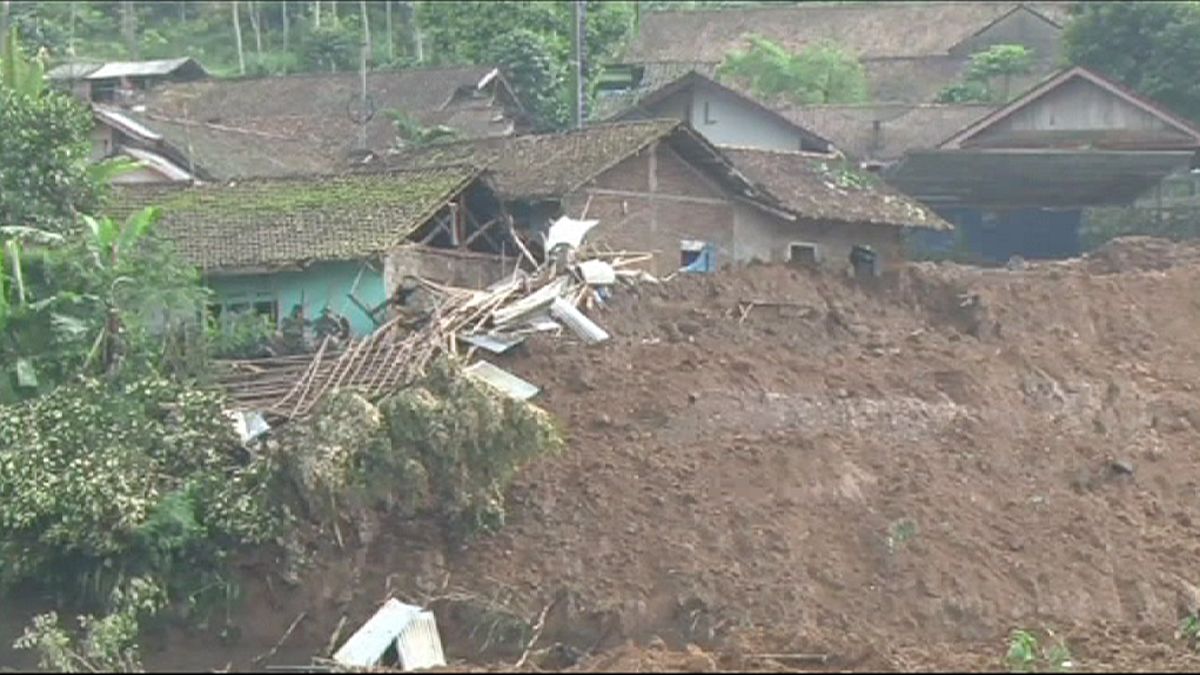 Continúan las operaciones de rescate tras el alud en la isla indonesia de Java