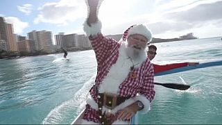 Papá Noel se relaja en Hawai antes de Navidad