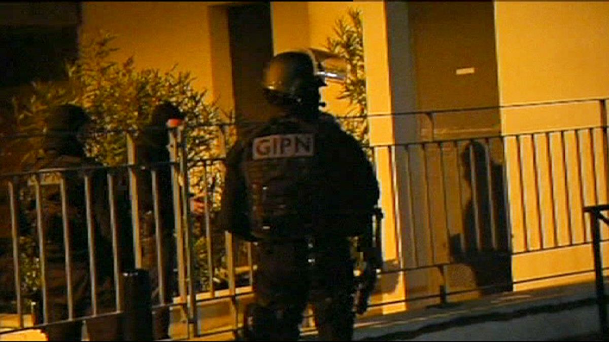 Alleged members of French Islamist gang arrested in dawn raids.
