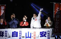 Şinzo Abe, Abenomics'e rağmen seçimleri kazandı