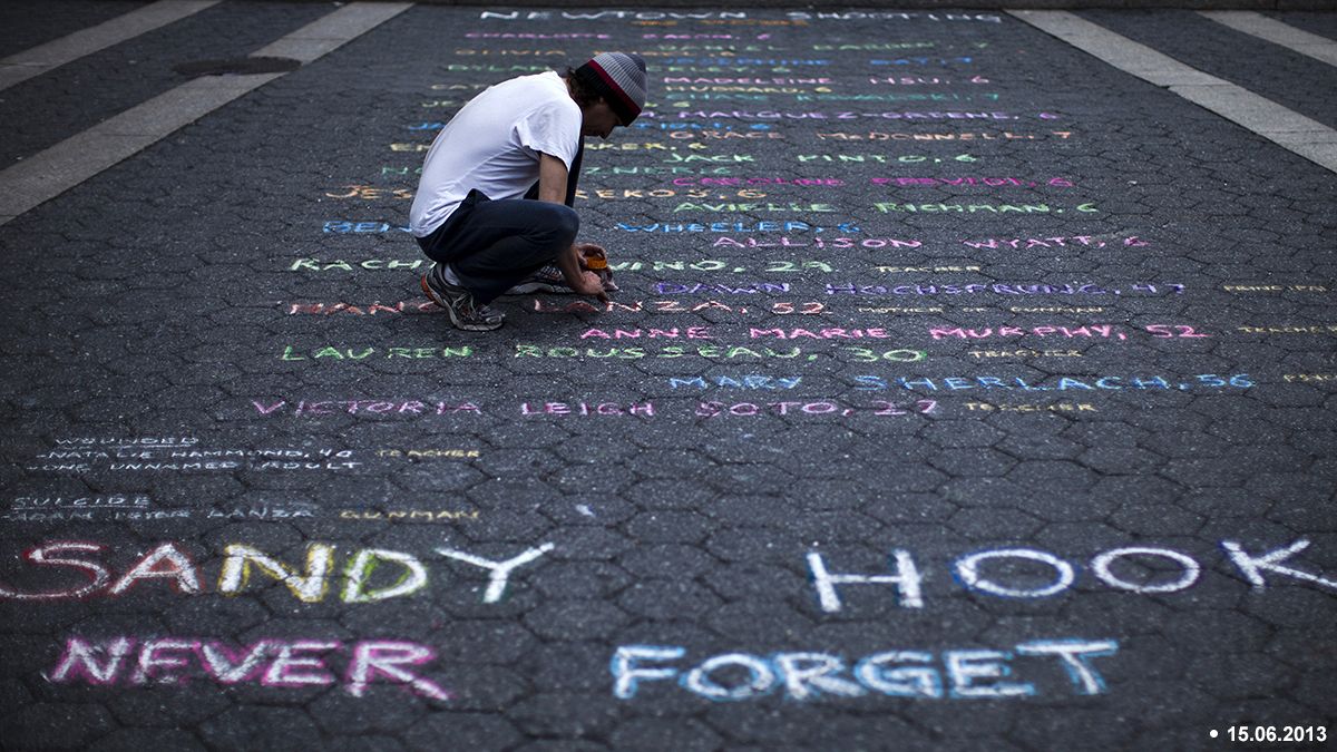 عائلات ضحايا مجزرة مدرسة "ساندي هوك" ترفع دعوى قضائية