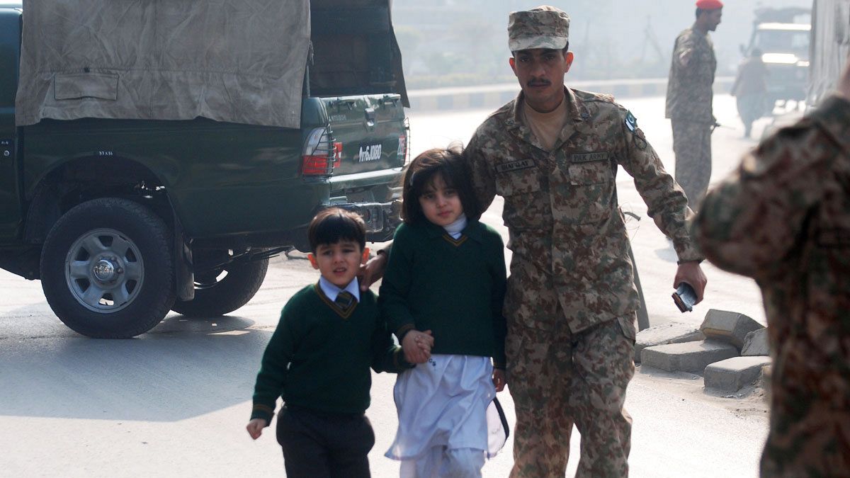 Des dizaines d'enfants tués dans l'attaque d'une école au Pakistan