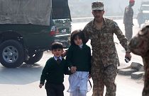 عشرات القتلى والجرحى في هجوم لطالبان على مدرسة غربي باكستان