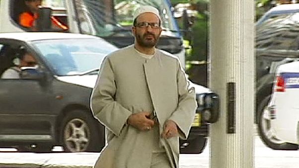 هارون مؤنس...نصب نفسه "شيخا" ويقول إنه مختص في السحر والشعوذة هارون مؤنس...نصب نفسه "شيخا" ويقول إنه مختص في السحر والشعوذة
