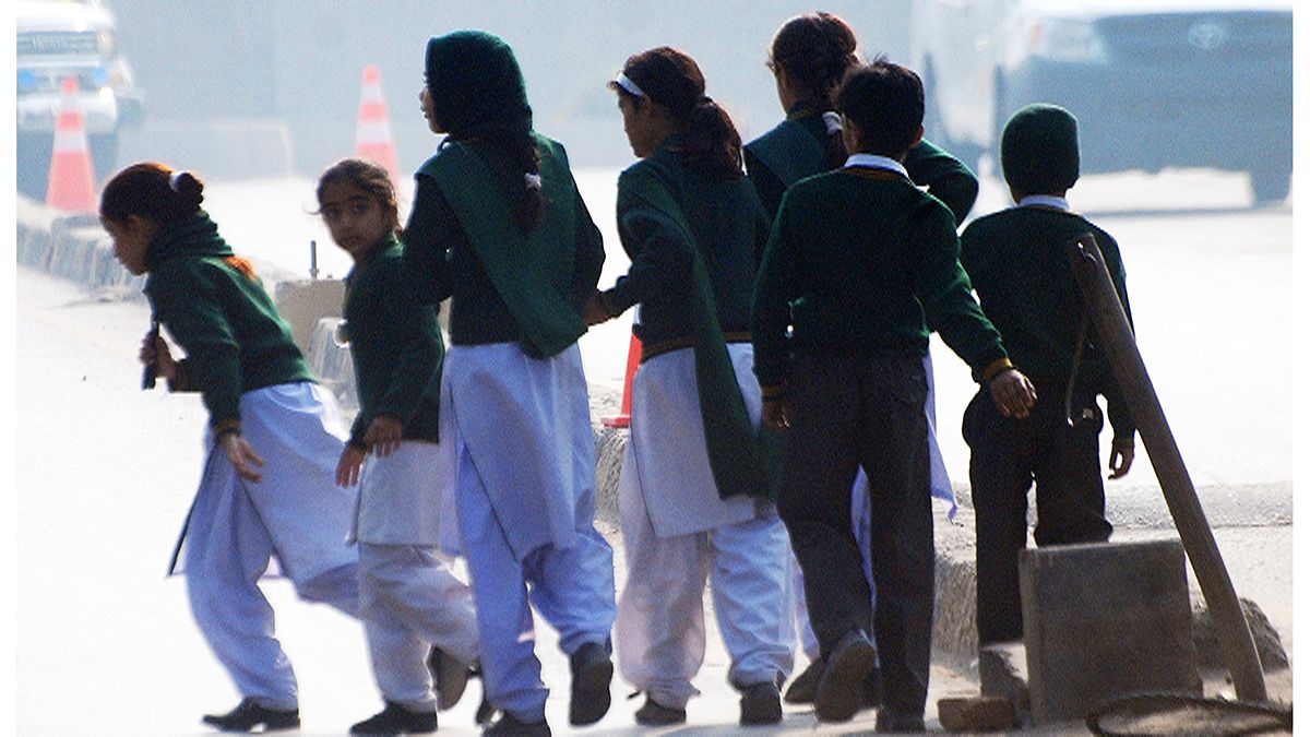 حمله طالبان پاکستان به یک مدرسه؛ دست کم ۱۲۶ کشته و ۱۲۲ زخمی
