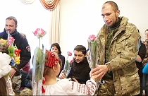 Cyborgs ucranianos heridos recuperan la sonrisa en una escuela de párvulos
