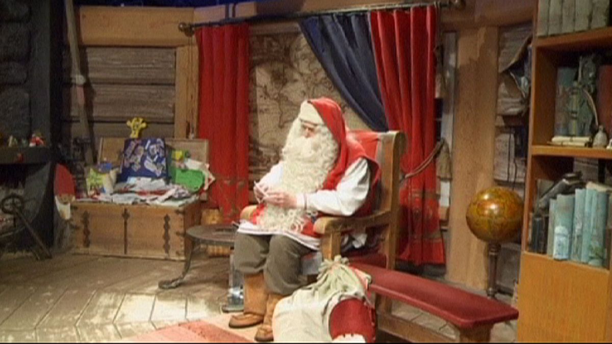 Papá Noel recibe las últimas cartas antes de Navidad
