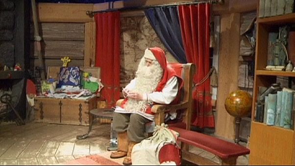 Papá Noel recibe las últimas cartas antes de Navidad Papá Noel recibe las últimas cartas antes de Navidad