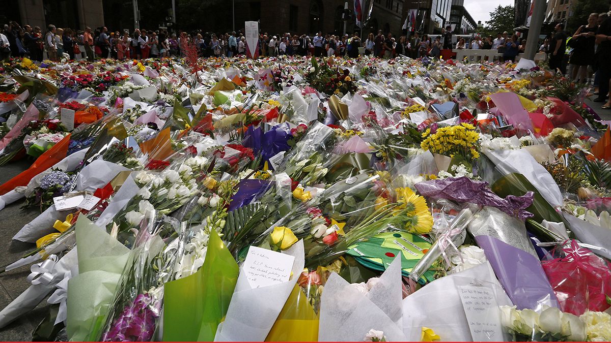Miles de ramos de flores en Sídney para recordar a las víctimas del secuestro en Martin Place
