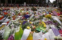 Virágszőnyeg borult a Lindt kávézója elé Sydney-ben