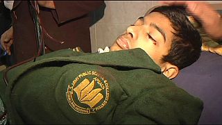 Нападение на школу в Пакистане: больницы переполнены