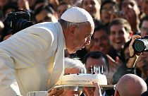 Papa Francis'e coşkulu doğum günü partisi