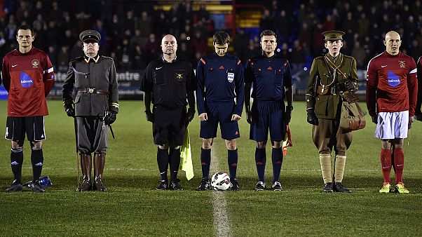 Alemanha e Inglaterra recriam jogo de futebol da trégua de 1914 Alemanha e Inglaterra recriam jogo de futebol da trégua de 1914