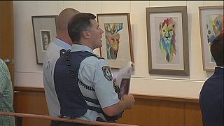Polícia australiana troca armas por pincéis
