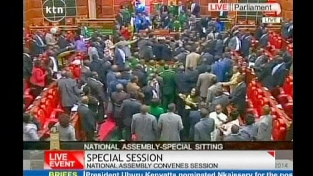 درگیری نمایندگان پارلمان کنیا هنگام تصویب قانون جدید امنیتی