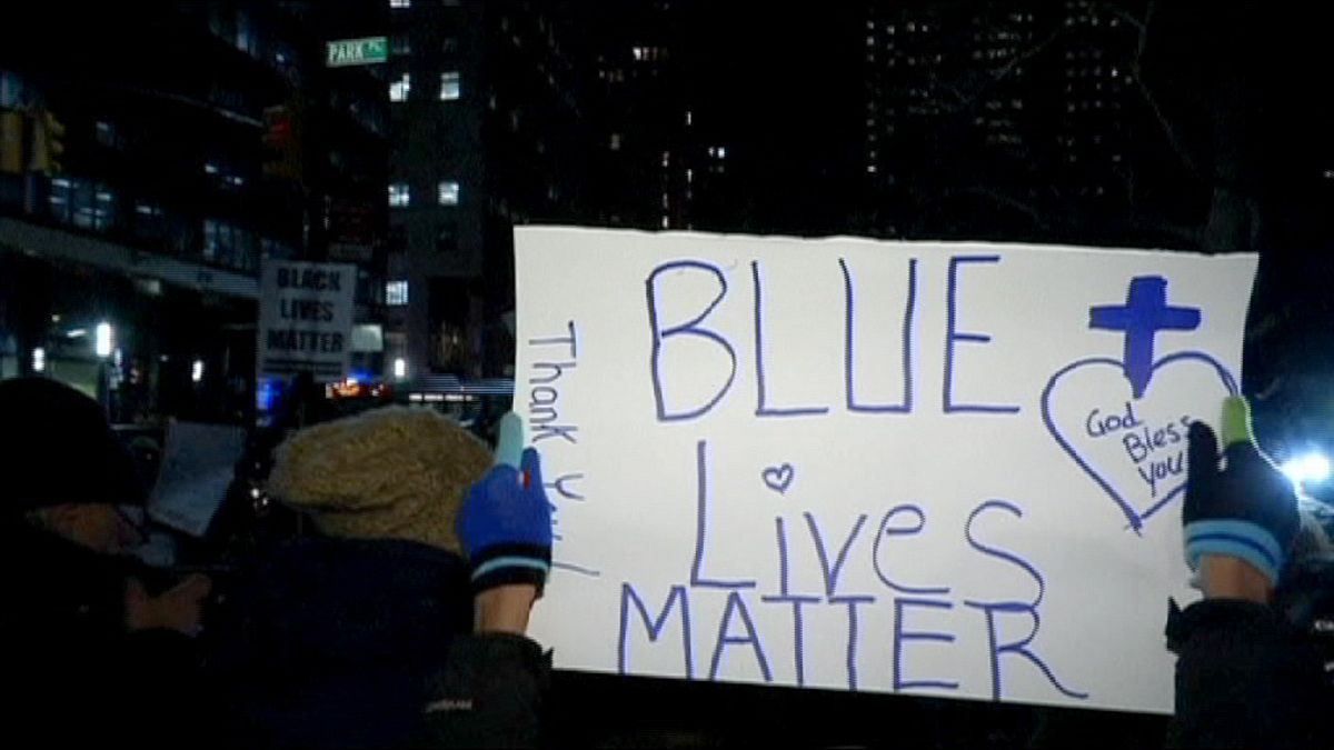 EUA: Nova-iorquinos manifestam-se a favor e contra a polícia