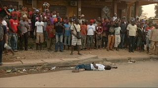 Una multitud se agolpa alrededor de una posible víctima del ébola en Sierra Leona