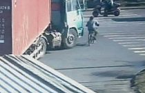 Cina, in bici sopravvive a un camion che lo travolge
