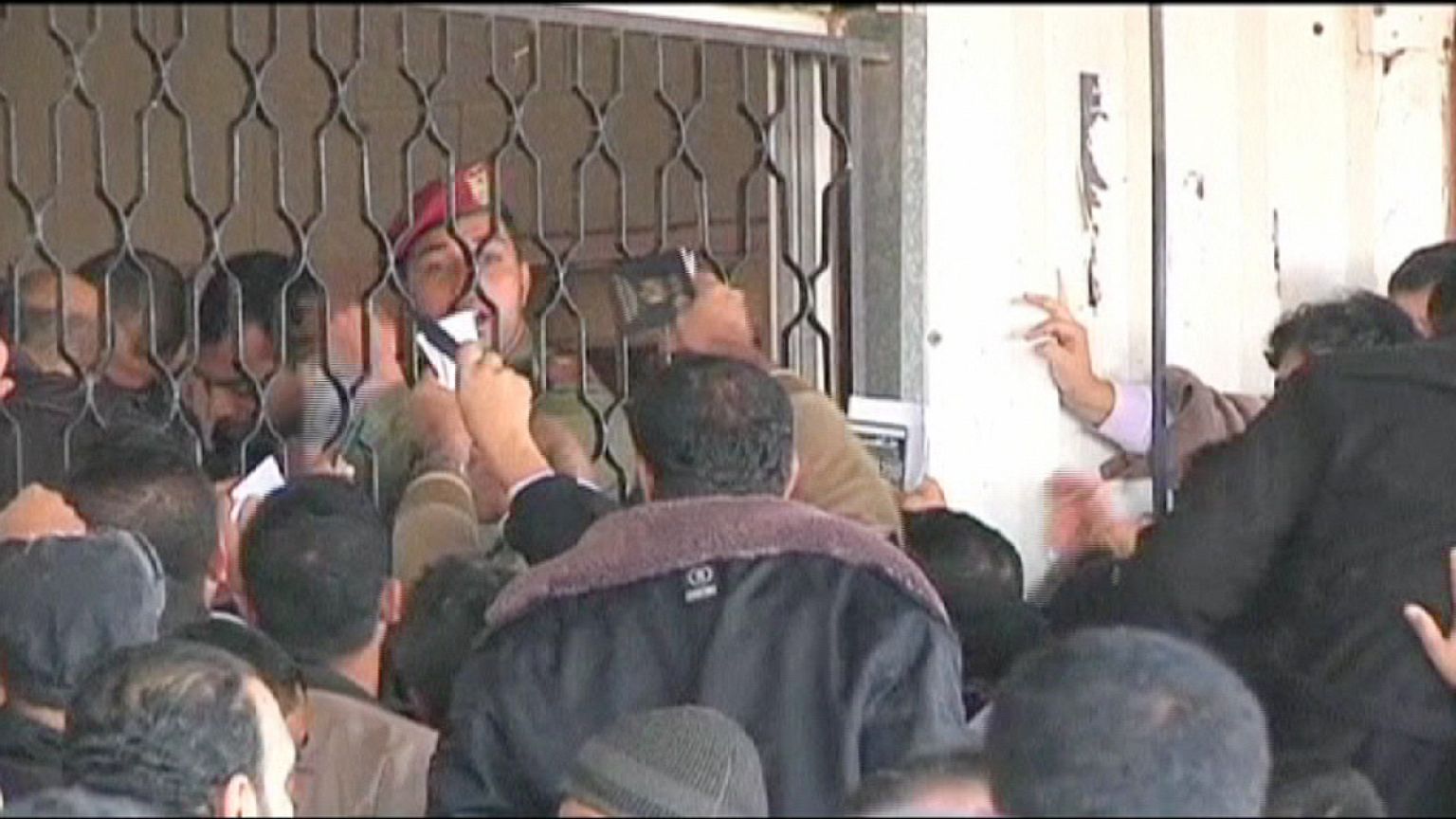 بعد إغلاق لشهرين مصر تفتح معبر رفح ليومين