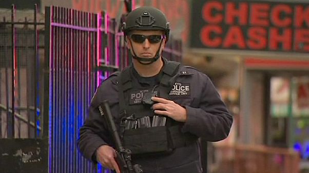 New York in lutto per la morte dei due poliziotti- Altro agente ucciso in Florida New York in lutto per la morte dei due poliziotti- Altro agente ucciso in Florida