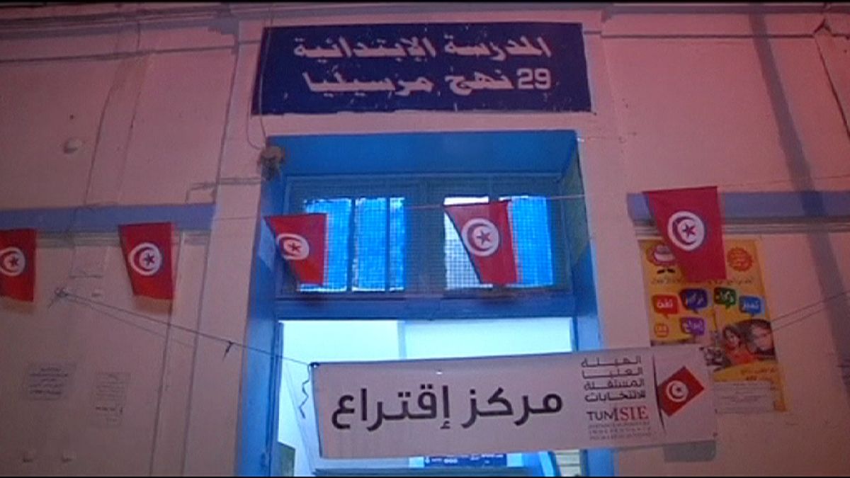 إنتهاء الانتخابات الرئاسية في تونس ،فيما تتواصل عملية الفرز
