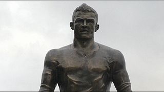 Emocionado, Cristiano Ronaldo inaugura estátua na Madeira