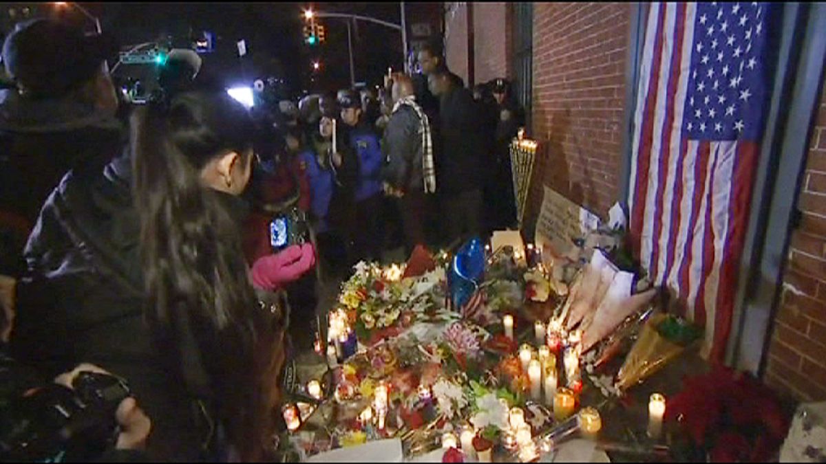 Ночное бдение в Нью-Йорке - в память об убитых полицейских
