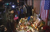 Fiori candele e tanta commozione alla veglia funebre per i due poliziotti uccisi a Brooklin