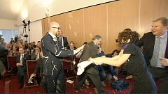 Majonézzel támadtak a kormányfőre