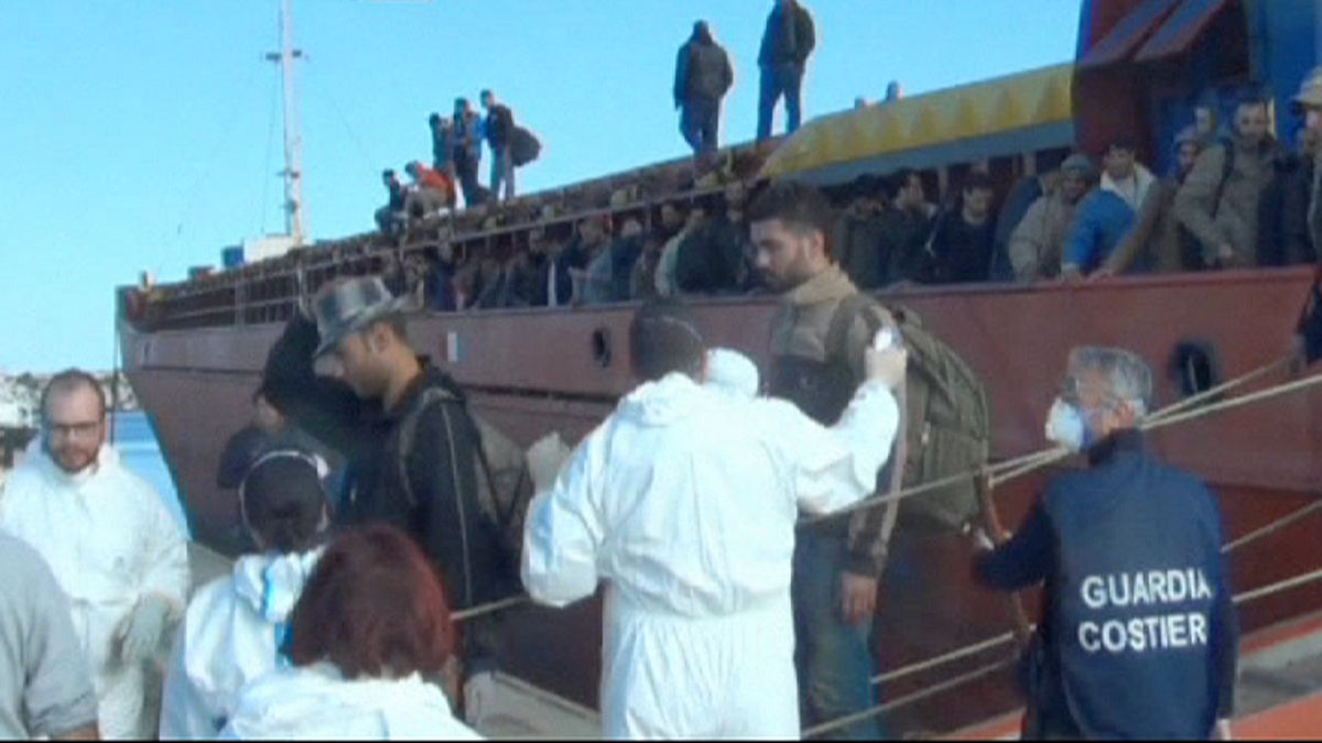 Socorren a inmigrantes en barco abandonado por la tripulación en Italia