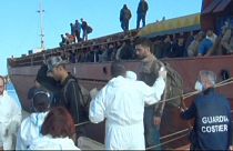 Itália: Guarda costeira resgata 850 imigrantes abandonados a bordo de um cargueiro