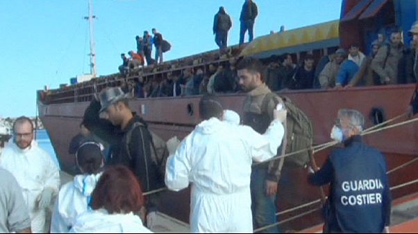 نجات حدود هشتصد مهاجر غیرقانونی دیگر در سواحل سیسیل نجات حدود هشتصد مهاجر غیرقانونی دیگر در سواحل سیسیل