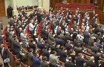 واکنش نمایندگان پارلمان اوکراین به قانون خروج این کشور از موقعیت "غیرمتعهد"