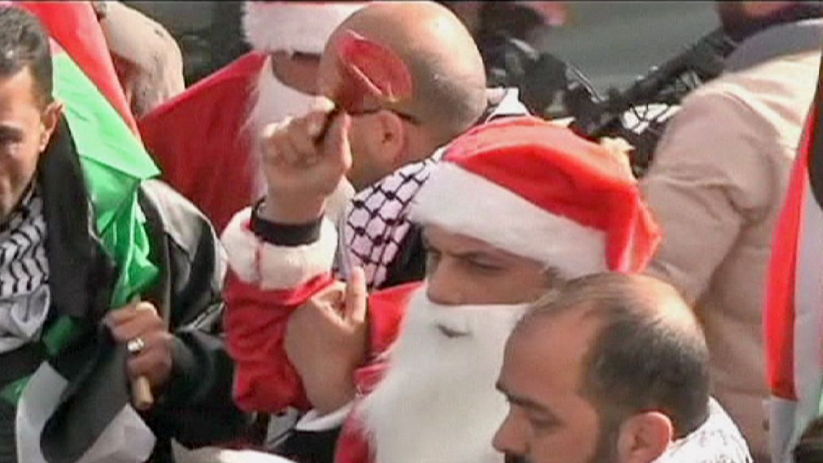 إشتباكات بين محتجين فلسطيني بزي "بابا نويل" و الجيش الإسرائيلي .