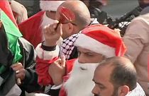 "Weihnachtsmänner" demonstrieren im Westjordanland gegen israelische Besatzung