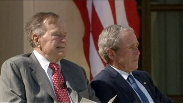 Bush Senior mit Atemnot im Krankenhaus Bush Senior mit Atemnot im Krankenhaus
