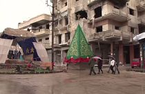 زينة الميلاد وشجرته تضيء الدمار الرمادي في حمص